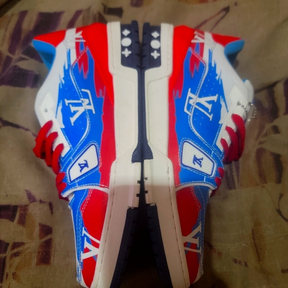 Sneakers - Picture 2 of 5